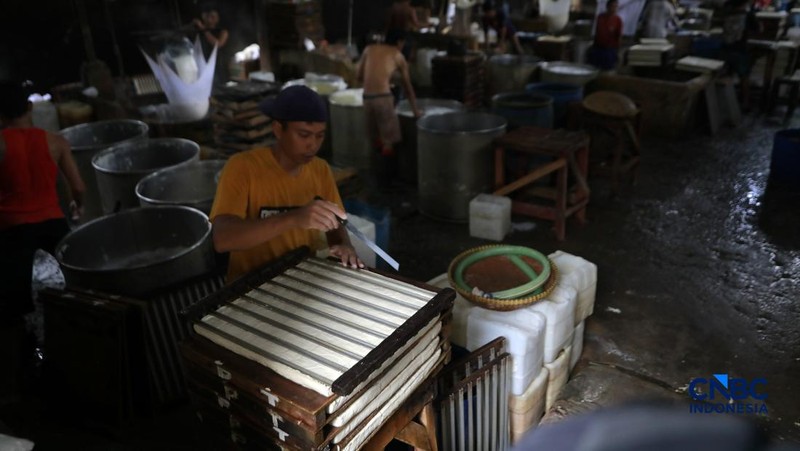 Pekerja membuat tahu berbahan kedelai impor di Kawasan Duren Tiga, Jakarta, Rabu (8/4/2026). (CNBC Indonesia/Muhammad Sabki)