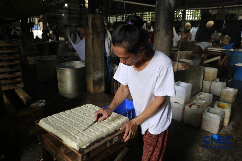 Pekerja membuat tahu berbahan kedelai impor di Kawasan Duren Tiga, Jakarta, Rabu (8/4/2026). (CNBC Indonesia/Muhammad Sabki)
