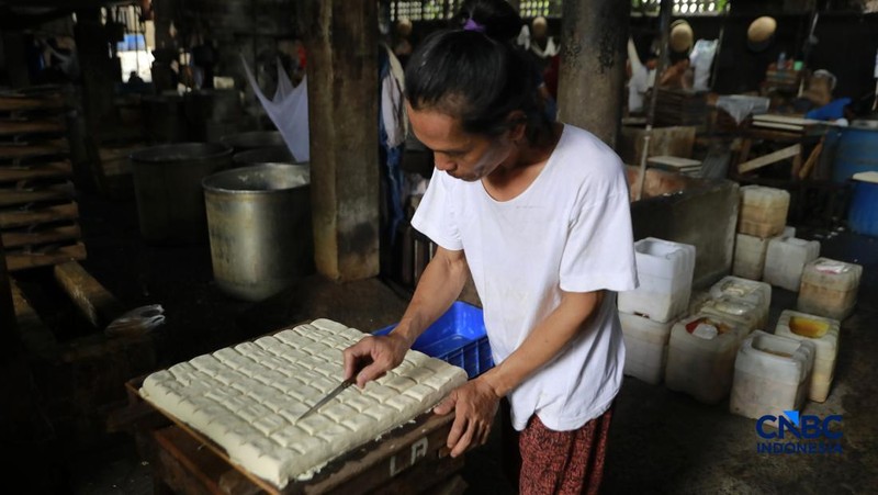 Pekerja membuat tahu berbahan kedelai impor di Kawasan Duren Tiga, Jakarta, Rabu (8/4/2026). (CNBC Indonesia/Muhammad Sabki)