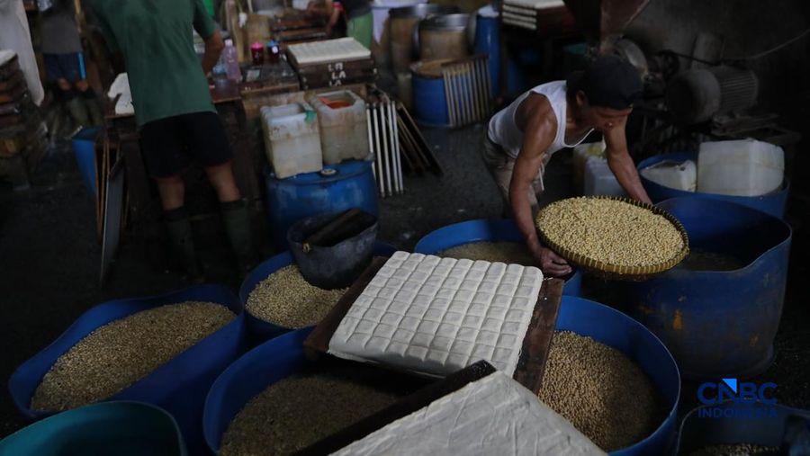 Pekerja membuat tahu berbahan kedelai impor di Kawasan Duren Tiga, Jakarta, Rabu (8/4/2026). (CNBC Indonesia/Muhammad Sabki)