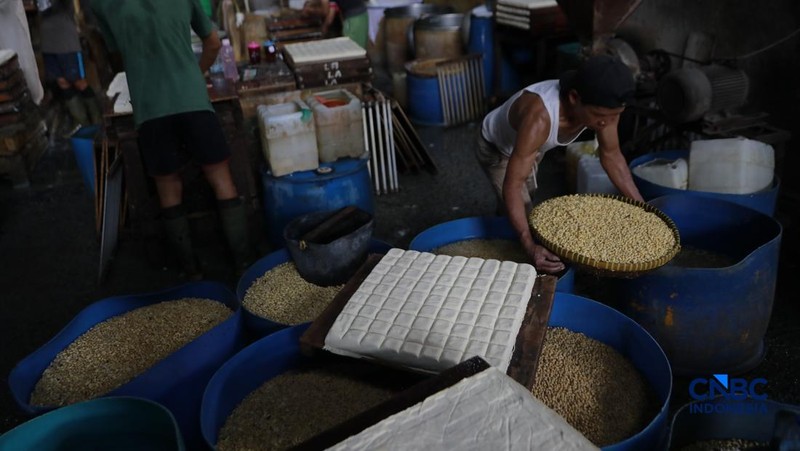 Pekerja membuat tahu berbahan kedelai impor di Kawasan Duren Tiga, Jakarta, Rabu (8/4/2026). (CNBC Indonesia/Muhammad Sabki)