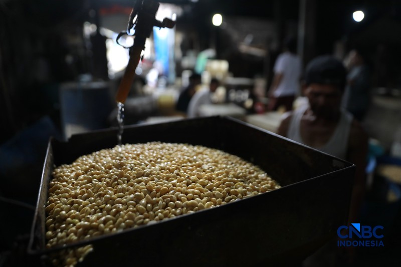 Pekerja membuat tahu berbahan kedelai impor di Kawasan Duren Tiga, Jakarta, Rabu (8/4/2026). (CNBC Indonesia/Muhammad Sabki)