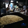 Pekerja membuat tahu berbahan kedelai impor di Kawasan Duren Tiga, Jakarta, Rabu (8/4/2026). (CNBC Indonesia/Muhammad Sabki)