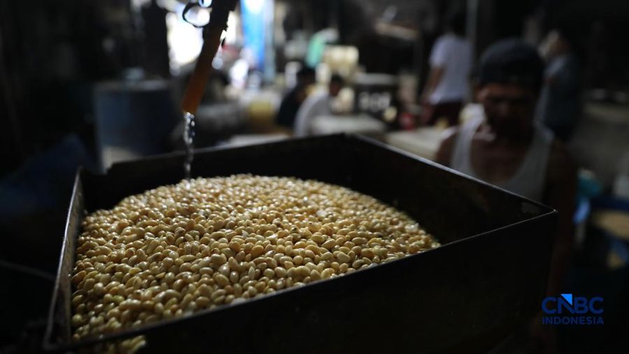 Pekerja membuat tahu berbahan kedelai impor di Kawasan Duren Tiga, Jakarta, Rabu (8/4/2026). (CNBC Indonesia/Muhammad Sabki)