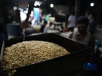 Pekerja membuat tahu berbahan kedelai impor di Kawasan Duren Tiga, Jakarta, Rabu (8/4/2026). (CNBC Indonesia/Muhammad Sabki)