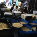 Pekerja membuat tahu berbahan kedelai impor di Kawasan Duren Tiga, Jakarta, Rabu (8/4/2026). (CNBC Indonesia/Muhammad Sabki)