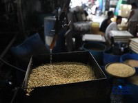 Pekerja membuat tahu berbahan kedelai impor di Kawasan Duren Tiga, Jakarta, Rabu (8/4/2026). (CNBC Indonesia/Muhammad Sabki)