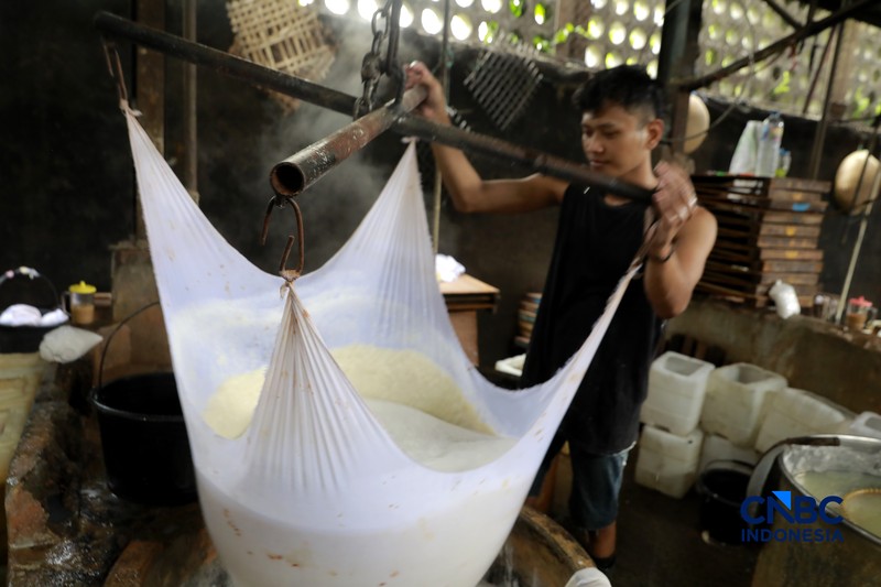 Pekerja membuat tahu berbahan kedelai impor di Kawasan Duren Tiga, Jakarta, Rabu (8/4/2026). (CNBC Indonesia/Muhammad Sabki)