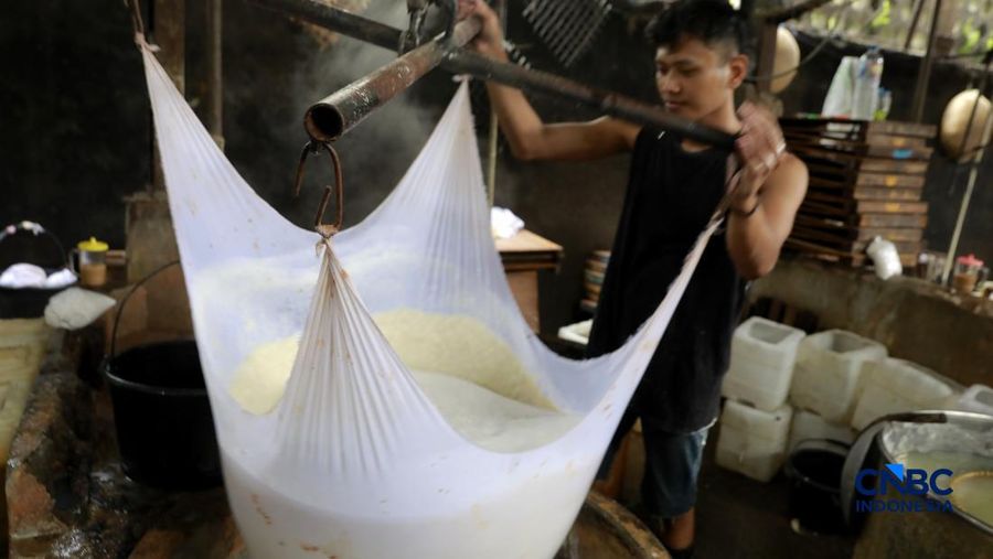 Pekerja membuat tahu berbahan kedelai impor di Kawasan Duren Tiga, Jakarta, Rabu (8/4/2026). (CNBC Indonesia/Muhammad Sabki)