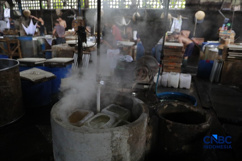 Pekerja membuat tahu berbahan kedelai impor di Kawasan Duren Tiga, Jakarta, Rabu (8/4/2026). (CNBC Indonesia/Muhammad Sabki)