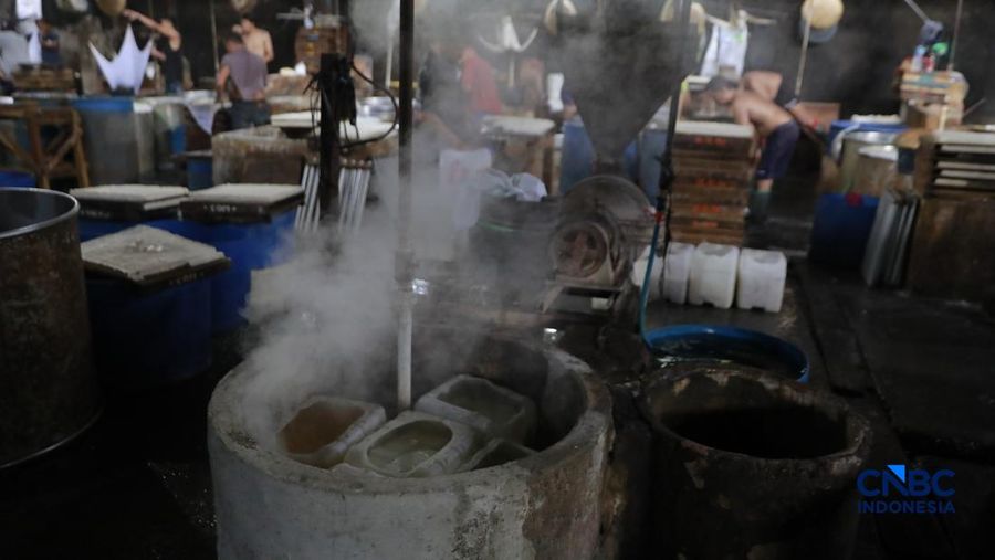 Pekerja membuat tahu berbahan kedelai impor di Kawasan Duren Tiga, Jakarta, Rabu (8/4/2026). (CNBC Indonesia/Muhammad Sabki)