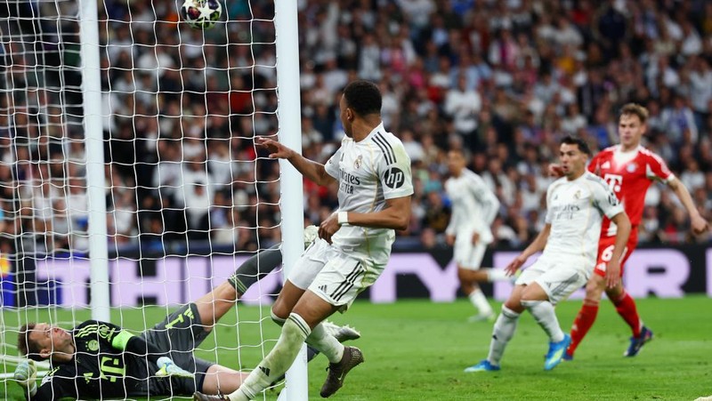Joshua Kimmich dari Bayern Munich merayakan kemenangan setelah pertandingan melawan Real Madrid di Santiago Bernabeu, Madrid, Spanyol (7/4/2026). (REUTERS/Ana Beltran)