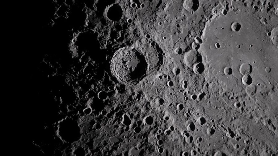 Pemandangan Bumi, yang sebagian tertutup oleh Bulan, difoto melalui jendela pesawat ruang angkasa Orion pada pukul 18.41 EDT (22.41 GMT) tanggal 6 April 2026, selama penerbangan lintas Bulan oleh awak Artemis II. (NASA/Handout via REUTERS)