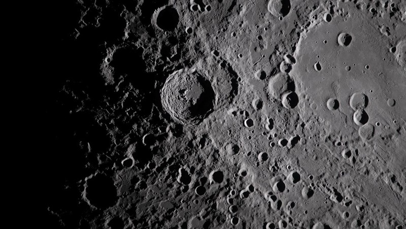 Pemandangan Bumi, yang sebagian tertutup oleh Bulan, difoto melalui jendela pesawat ruang angkasa Orion pada pukul 18.41 EDT (22.41 GMT) tanggal 6 April 2026, selama penerbangan lintas Bulan oleh awak Artemis II. (NASA/Handout via REUTERS)