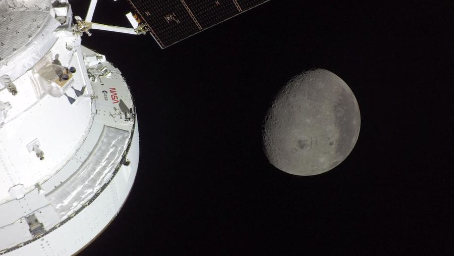 Pemandangan Bumi, yang sebagian tertutup oleh Bulan, difoto melalui jendela pesawat ruang angkasa Orion pada pukul 18.41 EDT (22.41 GMT) tanggal 6 April 2026, selama penerbangan lintas Bulan oleh awak Artemis II. (NASA/Handout via REUTERS)