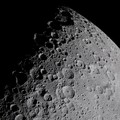 Pemandangan sebagian Bulan di tempat yang digambarkan NASA sebagai "sepanjang terminator, batas antara siang dan malam di Bulan, di mana sinar matahari dengan sudut rendah menghasilkan bayangan panjang dan dramatis di permukaan" selama penerbangan li