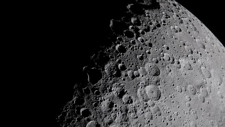 Pemandangan sebagian Bulan di tempat yang digambarkan NASA sebagai "sepanjang terminator, batas antara siang dan malam di Bulan, di mana sinar matahari dengan sudut rendah menghasilkan bayangan panjang dan dramatis di permukaan" selama penerbangan li