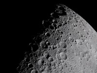 Pemandangan sebagian Bulan di tempat yang digambarkan NASA sebagai "sepanjang terminator, batas antara siang dan malam di Bulan, di mana sinar matahari dengan sudut rendah menghasilkan bayangan panjang dan dramatis di permukaan" selama penerbangan li