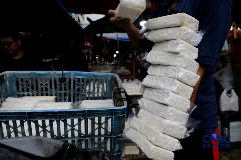 Penjualan tahu dan tempe di Pasar Minggu, Jakarta. (CNBC Indonesia/Muhammad Sabki)