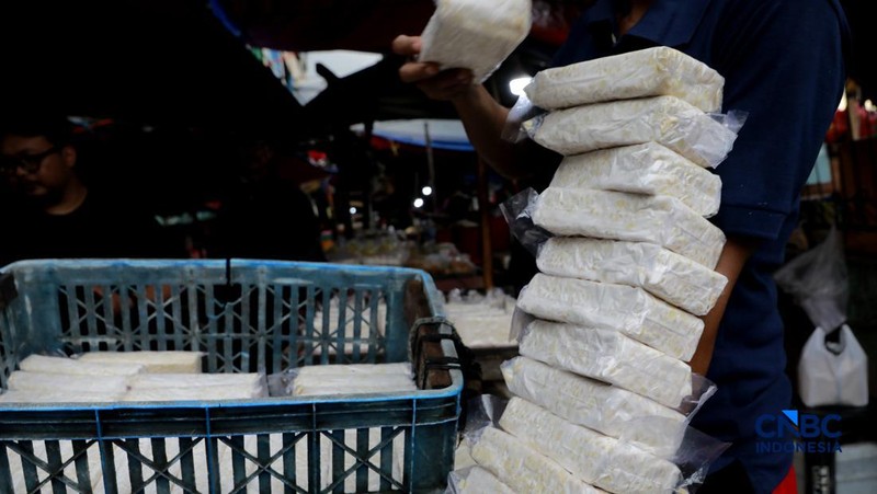 Penjualan tahu dan tempe di Pasar Minggu, Jakarta. (CNBC Indonesia/Muhammad Sabki)