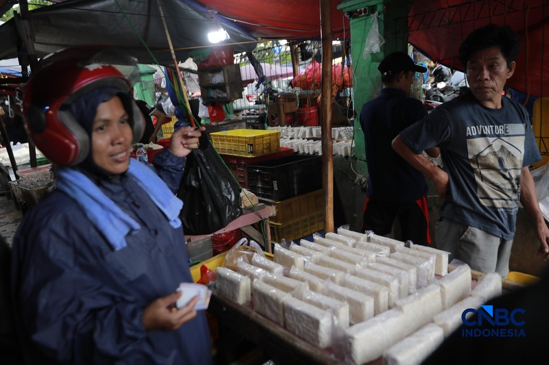 Penjualan tahu dan tempe di Pasar Minggu, Jakarta. (CNBC Indonesia/Muhammad Sabki)