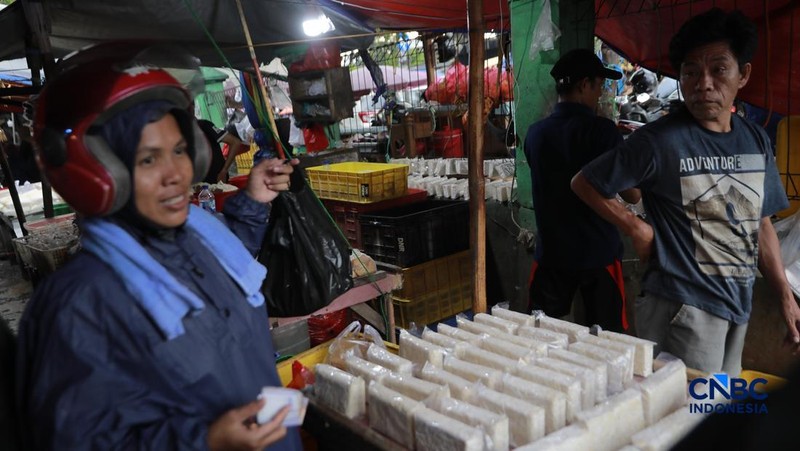 Penjualan tahu dan tempe di Pasar Minggu, Jakarta. (CNBC Indonesia/Muhammad Sabki)