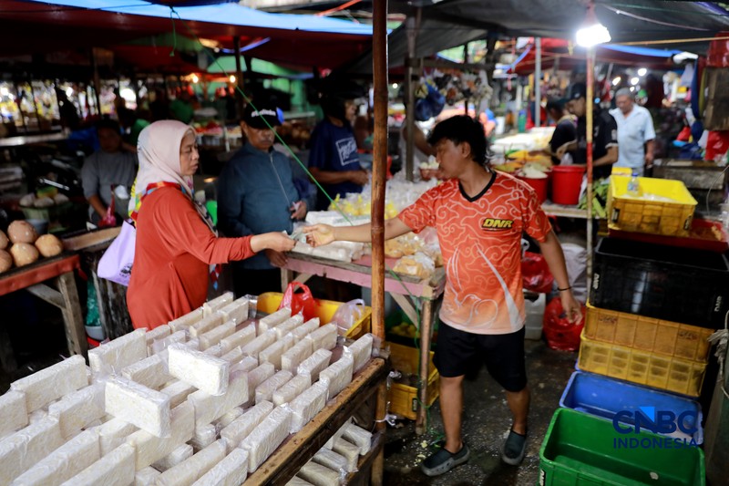 Penjualan tahu dan tempe di Pasar Minggu, Jakarta. (CNBC Indonesia/Muhammad Sabki)