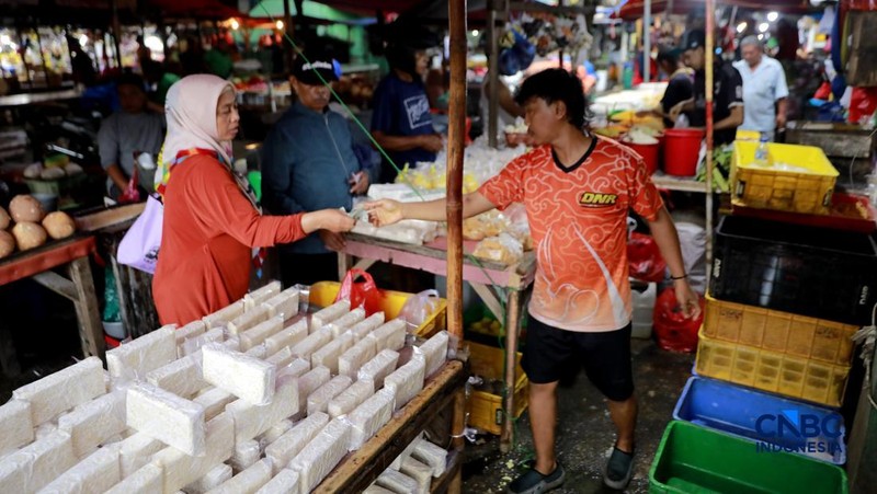 Penjualan tahu dan tempe di Pasar Minggu, Jakarta. (CNBC Indonesia/Muhammad Sabki)