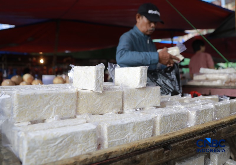 Penjualan tahu dan tempe di Pasar Minggu, Jakarta. (CNBC Indonesia/Muhammad Sabki)