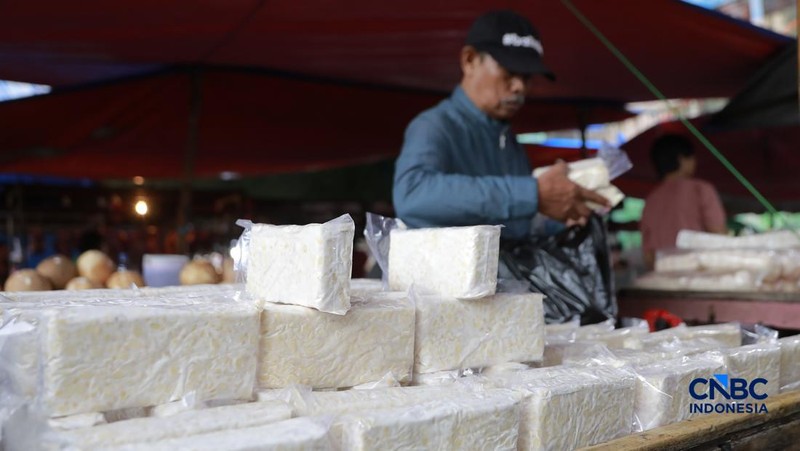 Penjualan tahu dan tempe di Pasar Minggu, Jakarta. (CNBC Indonesia/Muhammad Sabki)