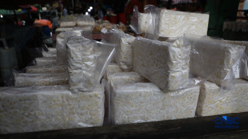 Penjualan tahu dan tempe di Pasar Minggu, Jakarta. (CNBC Indonesia/Muhammad Sabki)