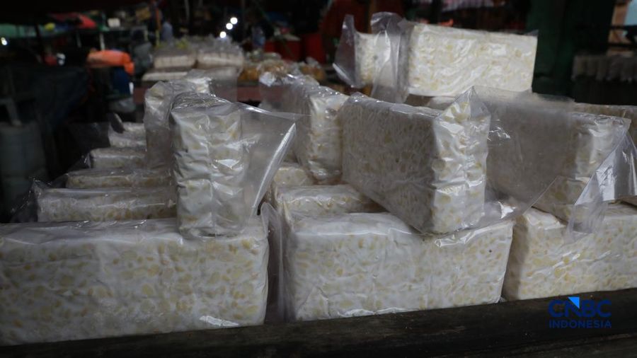 Penjualan tahu dan tempe di Pasar Minggu, Jakarta. (CNBC Indonesia/Muhammad Sabki)