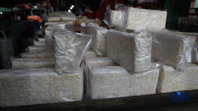 Penjualan tahu dan tempe di Pasar Minggu, Jakarta. (CNBC Indonesia/Muhammad Sabki)
