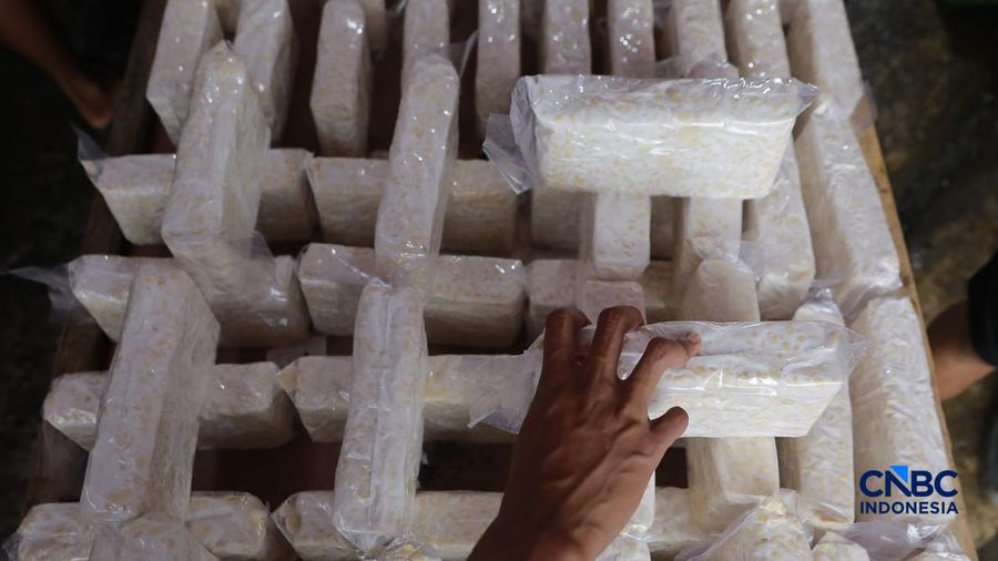 Penjualan tahu dan tempe di Pasar Minggu, Jakarta. (CNBC Indonesia/Muhammad Sabki)