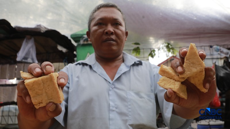 Penjualan tahu dan tempe di Pasar Minggu, Jakarta. (CNBC Indonesia/Muhammad Sabki)