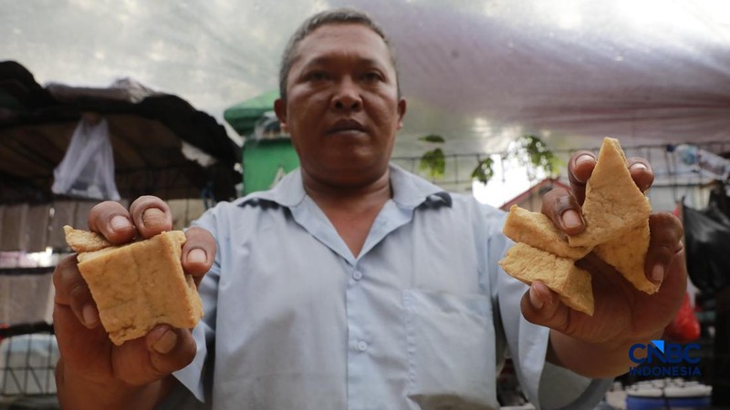 Penjualan tahu dan tempe di Pasar Minggu, Jakarta. (CNBC Indonesia/Muhammad Sabki)
