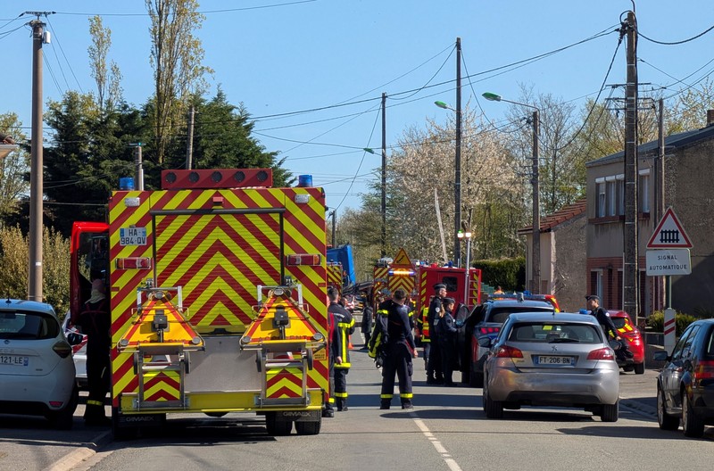 Sebuah kereta api berkecepatan tinggi yang rusak setelah bertabrakan dengan truk yang membawa peralatan militer di perlintasan sebidang, di Bully-les-Mines, Prancis, 7 April 2026. (REUTERS/Ardee Napolitano)