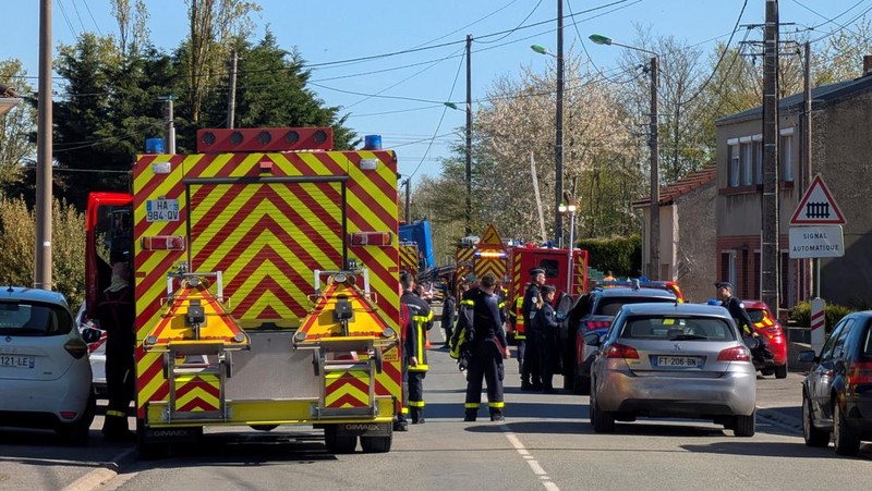 Sebuah kereta api berkecepatan tinggi yang rusak setelah bertabrakan dengan truk yang membawa peralatan militer di perlintasan sebidang, di Bully-les-Mines, Prancis, 7 April 2026. (REUTERS/Ardee Napolitano)