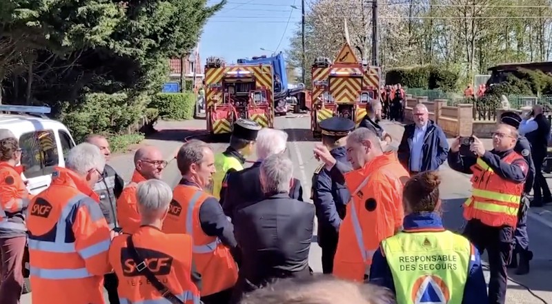 Sebuah kereta api berkecepatan tinggi yang rusak setelah bertabrakan dengan truk yang membawa peralatan militer di perlintasan sebidang, di Bully-les-Mines, Prancis, 7 April 2026. (REUTERS/Ardee Napolitano)