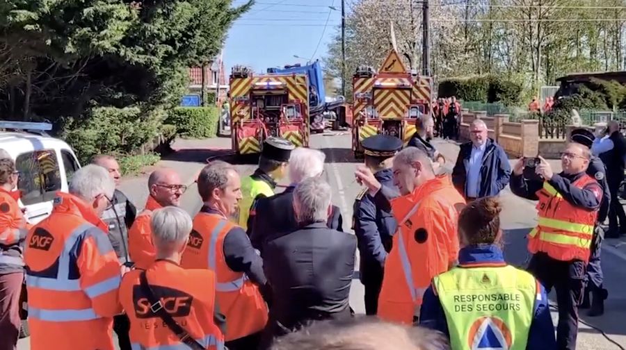 Sebuah kereta api berkecepatan tinggi yang rusak setelah bertabrakan dengan truk yang membawa peralatan militer di perlintasan sebidang, di Bully-les-Mines, Prancis, 7 April 2026. (REUTERS/Ardee Napolitano)