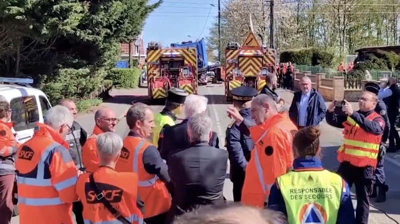 Sebuah kereta api berkecepatan tinggi yang rusak setelah bertabrakan dengan truk yang membawa peralatan militer di perlintasan sebidang, di Bully-les-Mines, Prancis, 7 April 2026. (REUTERS/Ardee Napolitano)
