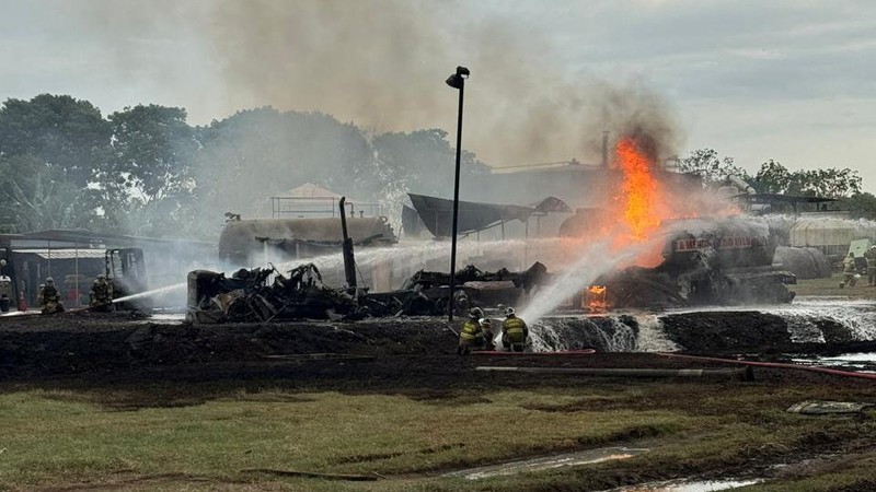 Petugas pemadam kebakaran memadamkan api setelah ledakan tiga truk tangki bahan bakar saat operasi pemindahan bahan bakar di fasilitas penyimpanan di bawah Jembatan Amerika, pintu masuk Pasifik Terusan Panama, Panama, dalam siaran pers yang dirilis 7 Maret 2026. (Bomberos de Panama/Handout via REUTERS)