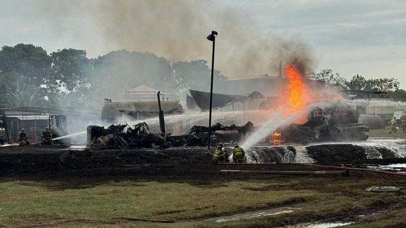 Petugas pemadam kebakaran memadamkan api setelah ledakan tiga truk tangki bahan bakar saat operasi pemindahan bahan bakar di fasilitas penyimpanan di bawah Jembatan Amerika, pintu masuk Pasifik Terusan Panama, Panama, dalam siaran pers yang dirilis 7 Maret 2026. (Bomberos de Panama/Handout via REUTERS)