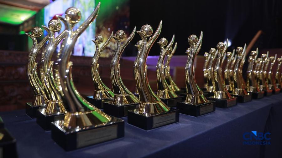 Piala Penghargaan Green Leaderhip Proper dan Penghargaan Proper Emas dalam acara Anugerah Lingkungan Proper di Sasono Langen Budoyo, TMII, Jakarta, Selasa (7/4/2026). (CNBC Indonesia/Muhammad Sabki)