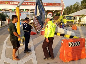 Truk Tabrak Beton di Depan Gerbang Tol Bayung Lencir, Diduga Rem Blong