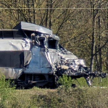 Kereta Cepat Ringsek Tabrak Truk Militer, Masinis Tewas