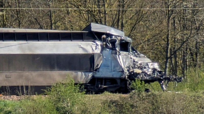 Sebuah kereta api berkecepatan tinggi yang rusak setelah bertabrakan dengan truk yang membawa peralatan militer di perlintasan sebidang, di Bully-les-Mines, Prancis, 7 April 2026. (REUTERS/Ardee Napolitano)