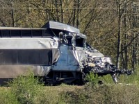 Kereta Cepat Ringsek Tabrak Truk Militer, Masinis Tewas