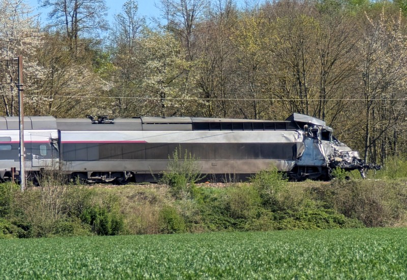 Sebuah kereta api berkecepatan tinggi yang rusak setelah bertabrakan dengan truk yang membawa peralatan militer di perlintasan sebidang, di Bully-les-Mines, Prancis, 7 April 2026. (REUTERS/Ardee Napolitano)