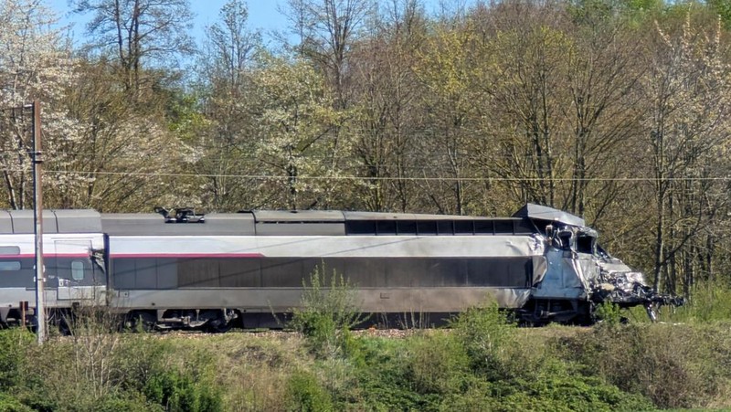 Sebuah kereta api berkecepatan tinggi yang rusak setelah bertabrakan dengan truk yang membawa peralatan militer di perlintasan sebidang, di Bully-les-Mines, Prancis, 7 April 2026. (REUTERS/Ardee Napolitano)